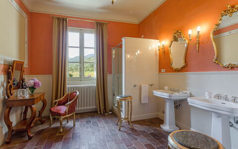Villa Cantignano: Eigentum, Möbel, Spiegel, Sinken, Armatur, Beleuchtung, Badezimmer, Holz, Stuhl, Interior Design