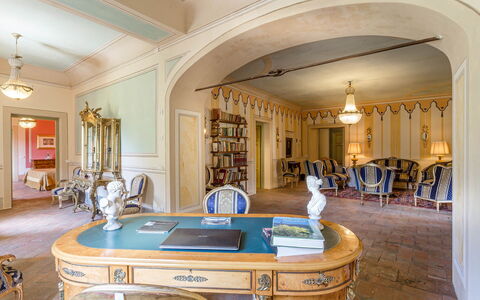 Villa Cantignano: Tabelle, Möbel, Eigentum, Bilderrahmen, Azurblau, Stuhl, Gebäude, Holz, Wohnzimmer, Schublade