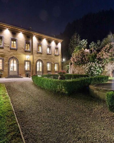 Villa Cantignano: Pflanze, Eigentum, Himmel, Wasser, Gebäude, Grün, Baum, Haus, Grundeigentum, Natürliche Landschaft
