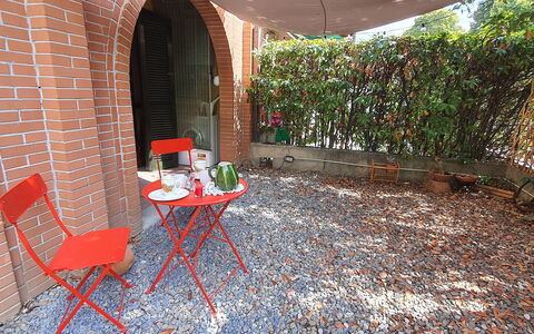 Bianca: Eigentum, Möbel, Tabelle, Pflanze, Gartenmöbel, Stuhl, Tisch Im Freien, Gebäude, Schatten, Holz