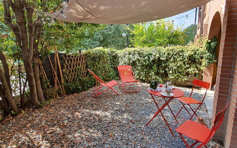 Bianca: Pflanze, Eigentum, Möbel, Tabelle, Schatten, Stuhl, Gartenmöbel, Baum, Tisch Im Freien, Gras