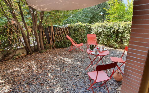 Bianca: Pflanze, Möbel, Tabelle, Stuhl, Tisch Im Freien, Gartenmöbel, Baum, Holz, Schatten, Gras