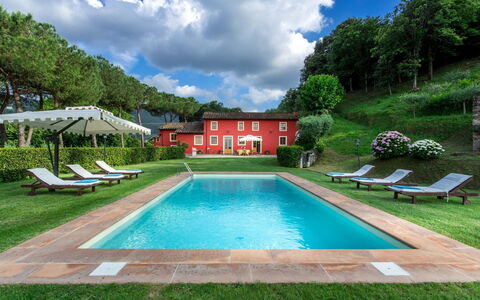 Villa Guamo: Wasser, Wolke, Pflanze, Himmel, Eigentum, Schwimmbad, Gebäude, Natur, Azurblau, Botanik