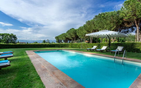 Villa Guamo: Wasser, Wolke, Himmel, Pflanze, Schwimmbad, Baum, Natur, Blau, Azurblau, Schatten