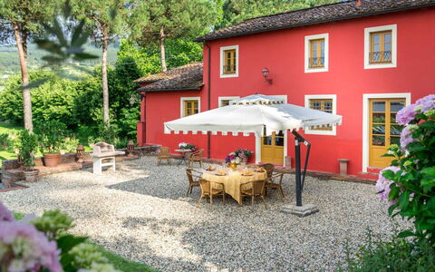 Villa Guamo: Pflanze, Gebäude, Möbel, Fenster, Tabelle, Stuhl, Haus, Regenschirm, Gartenmöbel, Baum