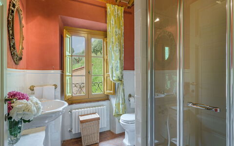 Villa Guamo: Eigentum, Möbel, Armatur, Gebäude, Pflanze, Interior Design, Badezimmer, Holz, Fussboden, Spiegel