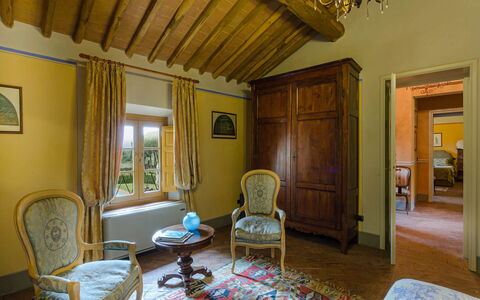 Villa Guamo: Bilderrahmen, Gebäude, Möbel, Eigentum, Tabelle, Stuhl, Holz, Interior Design, Wohnzimmer, Die Architektur