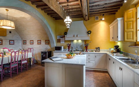 Villa Guamo: Cabinetry, Eigentum, Countertop, Sinken, Holz, Die Architektur, Spüle, Interior Design, Küche, Flooring