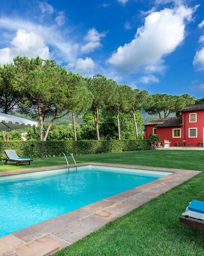 Villa Guamo: Wolke, Pflanze, Wasser, Eigentum, Gebäude, Himmel, Schwimmbad, Baum, Azurblau, Außenbank