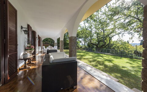 Villa Monteresi: Pflanze, Die Architektur, Schatten, Holz, Fussboden, Flooring, Baum, Wohngebiet, Gras, Eigentumswohnung