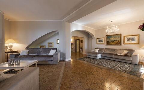 Villa Monteresi: Möbel, Bilderrahmen, Tabelle, Holz, Interior Design, Beleuchtung, Wohnzimmer, Countertop, Fussboden, Flooring
