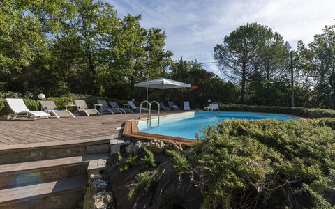 Villa Monteresi: Wasser, Pflanze, Himmel, Schwimmbad, Wolke, Baum, Stuhl, Regenschirm, Schatten, Gartenmöbel