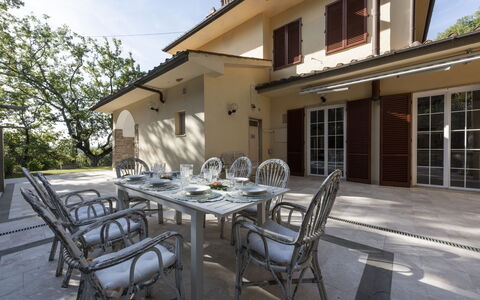 Villa Monteresi: Möbel, Eigentum, Gebäude, Tabelle, Fenster, Pflanze, Himmel, Stuhl, Schatten, Interior Design