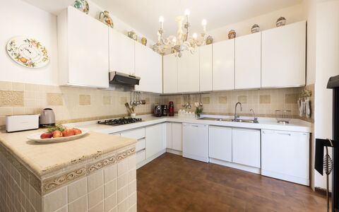 Villa Monteresi: Cabinetry, Countertop, Eigentum, Sinken, Küche, Holz, Herd, Beleuchtung, Interior Design, Flooring