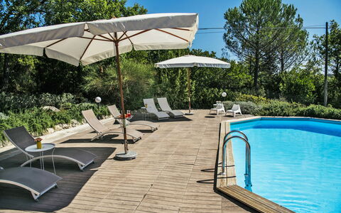 Villa Monteresi: Wasser, Pflanze, Himmel, Baum, Schwimmbad, Schatten, Gartenmöbel, Sonnenliege, Regenschirm, Stuhl