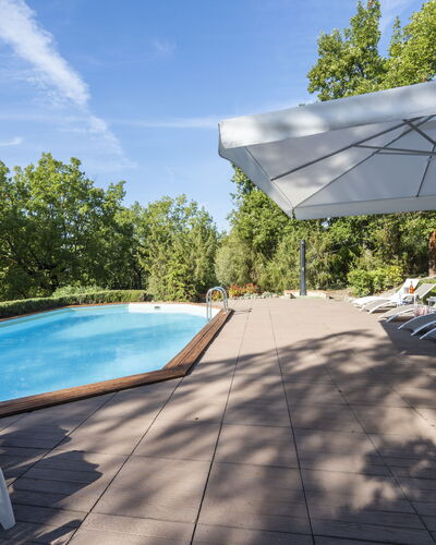 Villa Monteresi: Himmel, Wasser, Wolke, Schwimmbad, Schatten, Pflanze, Gartenmöbel, Die Architektur, Baum, Sonnenliege