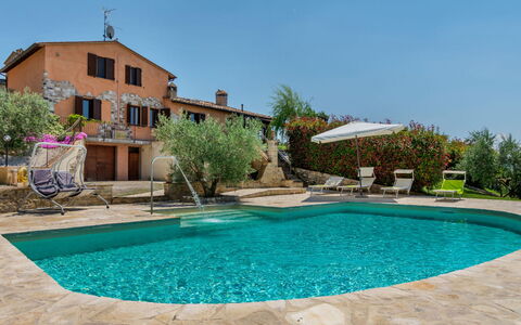 Villa Montone: Wasser, Himmel, Pflanze, Eigentum, Gebäude, Azurblau, Schwimmbad, Baum, Schatten, Freizeit