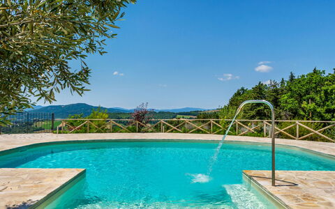Villa Montone: Wasser, Himmel, Pflanze, Wasservorräte, Eigentum, Schwimmbad, Azurblau, Natur, Baum, Natürliche Landschaft