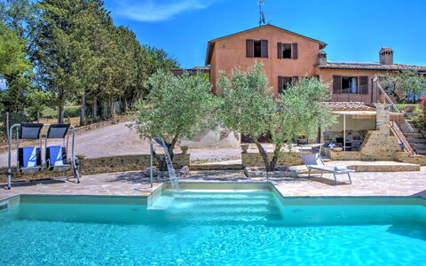 Villa Montone: Wasser, Pflanze, Himmel, Eigentum, Daytime, Gebäude, Blau, Azurblau, Natur, Grün