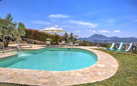 Villa Montone: Wasser, Wolke, Himmel, Wasservorräte, Schwimmbad, Azurblau, Natürliche Landschaft, Baum, Gewässer, Gartenmöbel