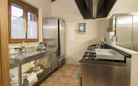 La Dolce Collina: Countertop, Cabinetry, Eigentum, Gebäude, Zapfhahn, Sinken, Fenster, Küche, Interior Design, Armatur