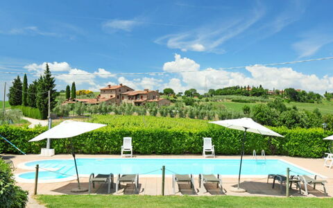 La Dolce Collina: Wolke, Wasser, Himmel, Pflanze, Eigentum, Gebäude, Schwimmbad, Azurblau, Schatten, Regenschirm