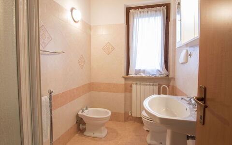 La Dolce Collina: Armatur, Eigentum, Sinken, Zapfhahn, Gebäude, Bad Sink, Badezimmer, Lila, Fenster