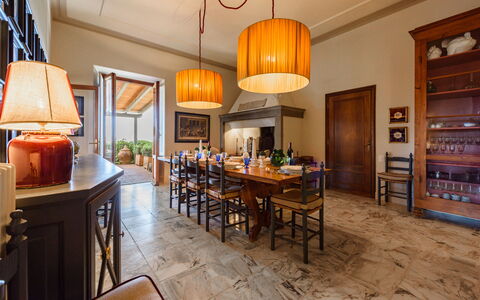 Villa Agnola: Tabelle, Eigentum, Möbel, Holz, Beleuchtung, Stuhl, Interior Design, Küche, Fussboden, Lampe