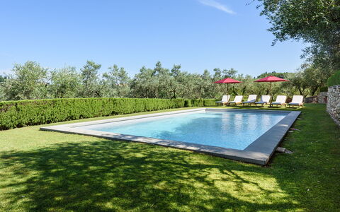 Villa Agnola: Wasser, Himmel, Schwimmbad, Pflanze, Rechteck, Schatten, Wohngebiet, Gras, Baum, Wolke
