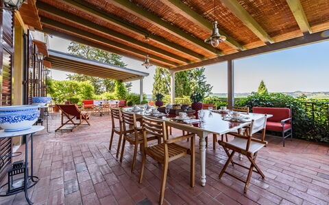 Villa Agnola: Pflanze, Möbel, Eigentum, Tabelle, Stuhl, Schatten, Holz, Gartenmöbel, Blumentopf, Freizeit