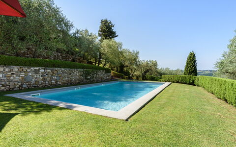 Villa Agnola: Wasser, Himmel, Eigentum, Pflanze, Schwimmbad, Baum, Rechteck, Schatten, Gras, Freizeit
