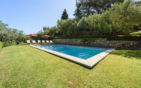 Villa Agnola: Pflanze, Eigentum, Himmel, Schwimmbad, Baum, Vegetation, Grundstueck, Natürliche Landschaft, Schatten, Gras