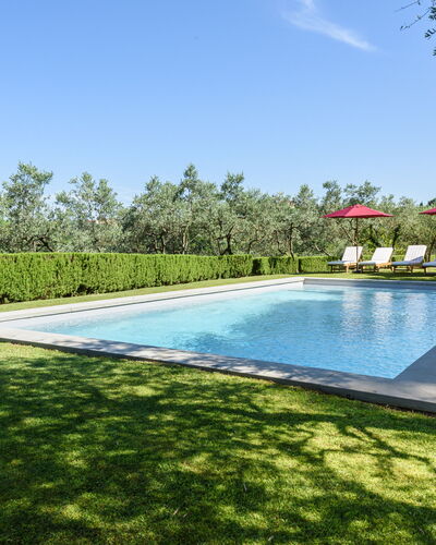 Villa Agnola: Wasser, Himmel, Schwimmbad, Pflanze, Rechteck, Schatten, Wohngebiet, Gras, Baum, Wolke