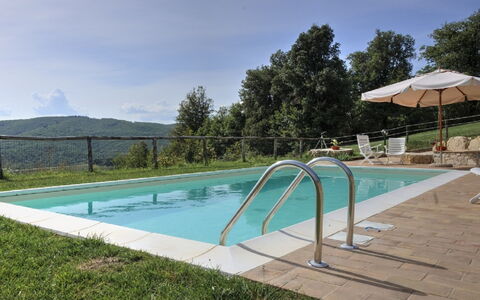 Villa Di Gaiole: Wasser, Pflanze, Himmel, Schwimmbad, Schatten, Baum, Gartenmöbel, Rechteck, Haus, Gebäude