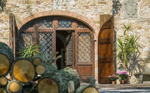 Villa Di Gaiole: Pflanze, Gebäude, Blatt, Holz, Azurblau, Die Architektur, Beleuchtung, Vegetation, Wand, Autoreifen