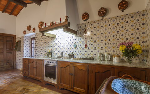 Villa Di Gaiole: Cabinetry, Countertop, Eigentum, Möbel, Sinken, Zapfhahn, Gebäude, Badezimmerschrank, Küche, Holz