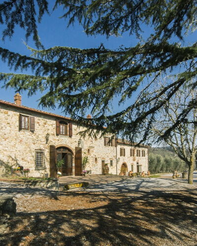 Villa Di Gaiole: Himmel, Gebäude, Pflanze, Fenster, Baum, Natürliche Landschaft, Haus, Gras, Landschaft, Hütte