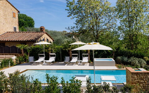 Villa Pianora: Wasser, Pflanze, Himmel, Schwimmbad, Baum, Schatten, Gartenmöbel, Wolke, Freizeit, Gebäude