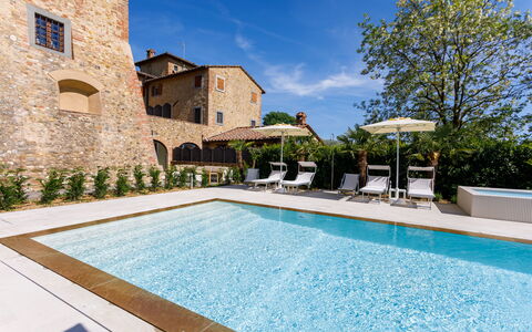 Villa Pianora: Wasser, Pflanze, Eigentum, Gebäude, Himmel, Fenster, Schwimmbad, Azurblau, Wolke, Baum