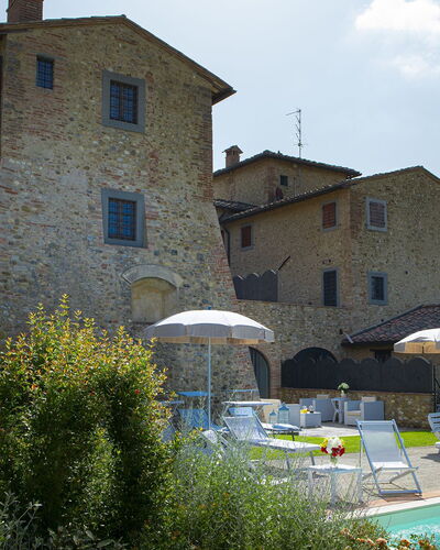 Villa Pianora: Pflanze, Himmel, Wasser, Gebäude, Schwimmbad, Wolke, Fenster, Baum, Regenschirm, Haus