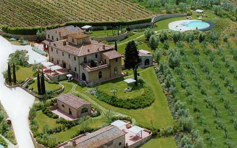 Sole Del Chianti: Gebäude, Pflanze, Eigentum, Grün, Baum, Grundstueck, Haus, Urban Design, Landschaft, Öffentlicher Raum