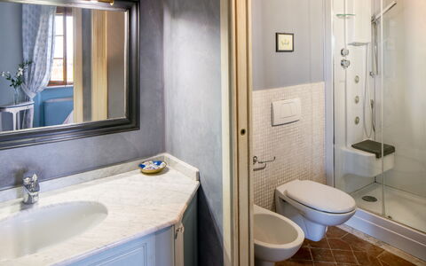 Sole Del Chianti: Spiegel, Sinken, Eigentum, Armatur, Zapfhahn, Bad Sink, Blau, Badezimmer, Toilleten Sitz, Lila