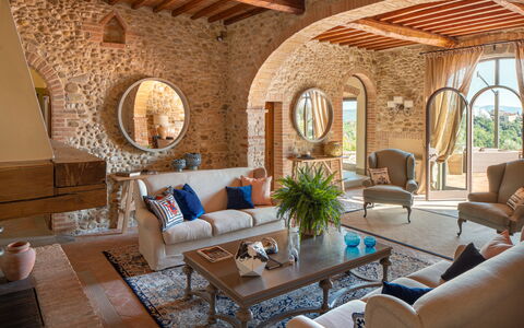 Sole Del Chianti: Tabelle, Möbel, Pflanze, Eigentum, Couch, Wohnzimmer, Interior Design, Beleuchtung, Zimmerpflanze, Stuhl
