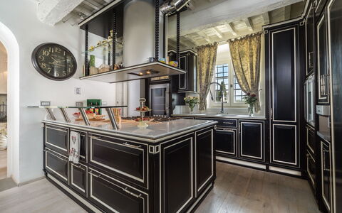 Chianti Fornace 1: Cabinetry, Countertop, Küche, Holz, Interior Design, Flooring, Fussboden, Halle, Grundeigentum, Hartholz