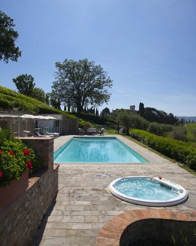 Chianti Fornace 1: Wasser, Pflanze, Himmel, Eigentum, Schwimmbad, Baum, Gras, Natürliche Landschaft, Gewässer, Freizeit