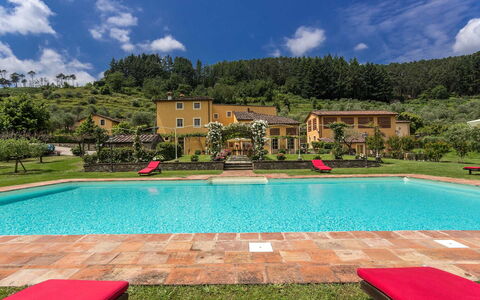 Villa Castellaccio: Wasser, Wolke, Himmel, Pflanze, Schwimmbad, Gebäude, Azurblau, Baum, Rechteck, Stuhl
