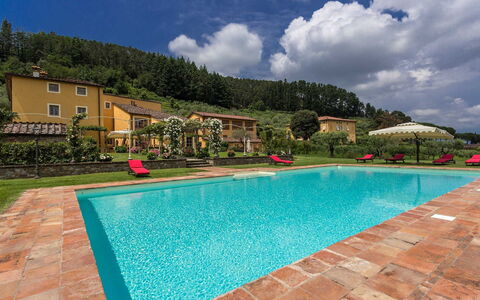Villa Castellaccio: Wasser, Wolke, Himmel, Pflanze, Gebäude, Schwimmbad, Natur, Rechteck, Azurblau, Haus