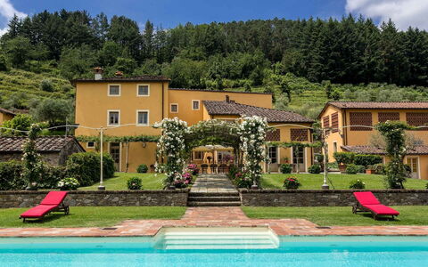 Villa Castellaccio: Wasser, Pflanze, Himmel, Wolke, Eigentum, Gebäude, Fenster, Baum, Natur, Grün