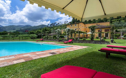 Villa Castellaccio: Wasser, Pflanze, Wolke, Eigentum, Gebäude, Himmel, Grün, Schwimmbad, Gartenmöbel, Schatten