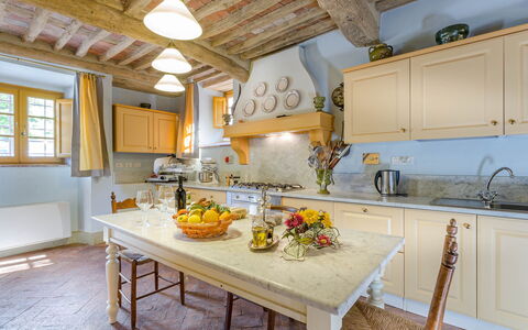 Villa Castellaccio: Cabinetry, Möbel, Fenster, Countertop, Küche, Beleuchtung, Holz, Interior Design, Tabelle, Küchengerät
